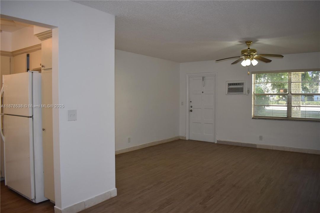 Active With Contract: $1,450 (1 beds, 1 baths, 750 Square Feet)