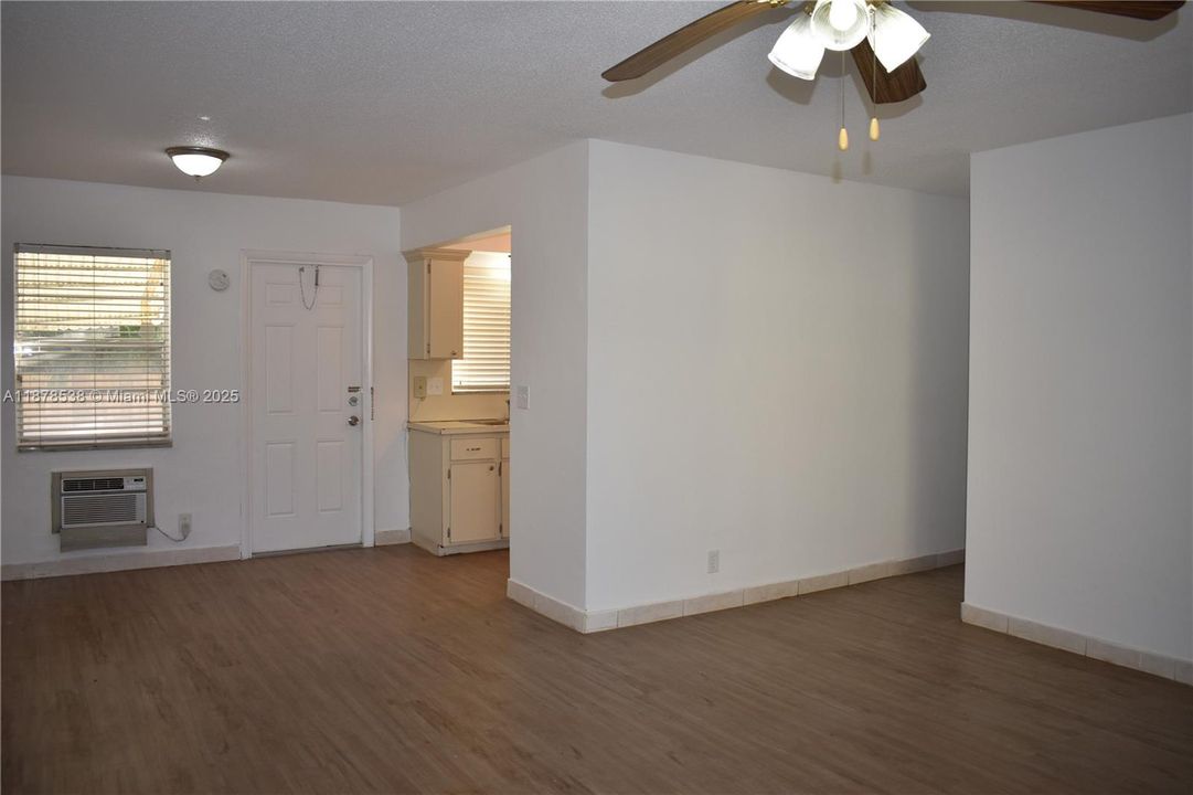 Active With Contract: $1,450 (1 beds, 1 baths, 750 Square Feet)