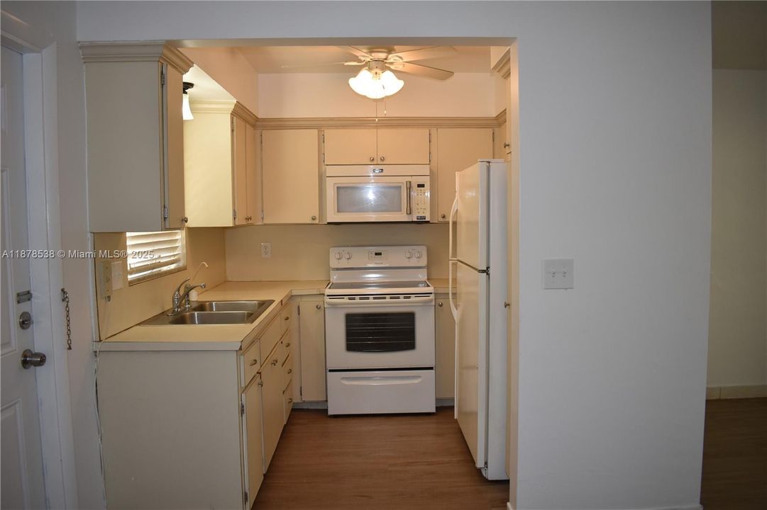 Active With Contract: $1,450 (1 beds, 1 baths, 750 Square Feet)