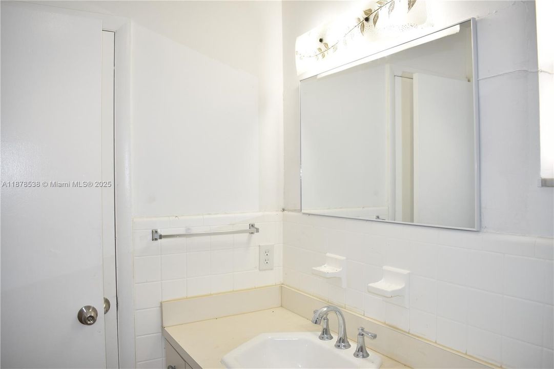 Active With Contract: $1,450 (1 beds, 1 baths, 750 Square Feet)