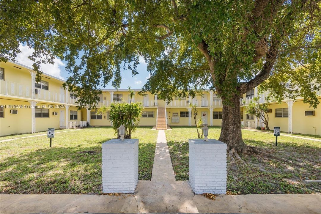 Active With Contract: $1,450 (1 beds, 1 baths, 750 Square Feet)