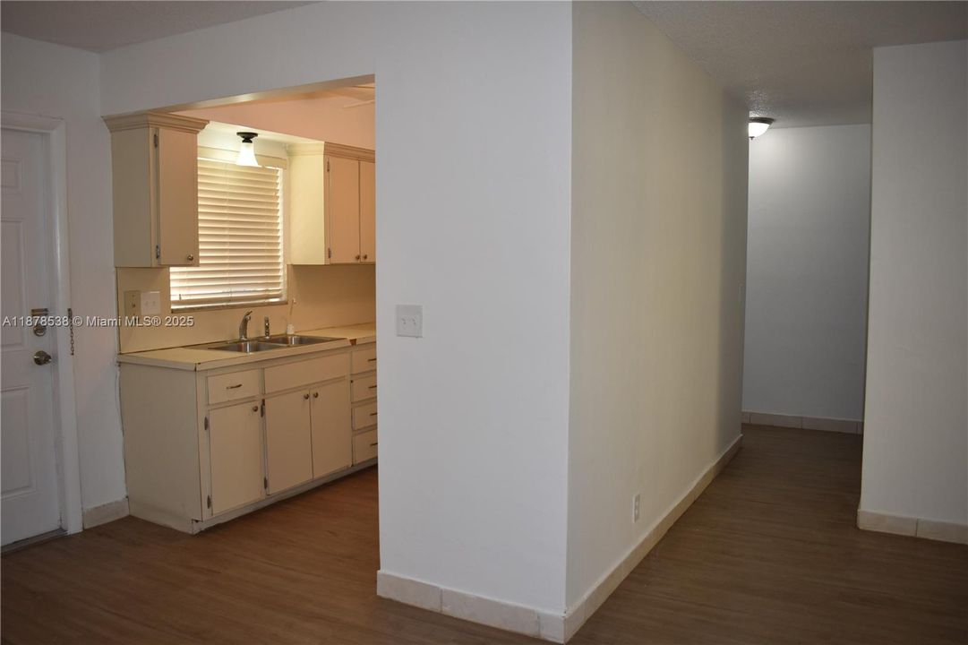 Active With Contract: $1,450 (1 beds, 1 baths, 750 Square Feet)