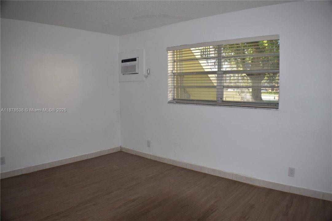 Active With Contract: $1,450 (1 beds, 1 baths, 750 Square Feet)