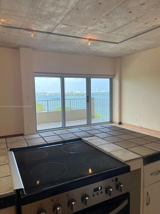 最近租的: $2,300 (1 贝兹, 1 浴室, 831 平方英尺)