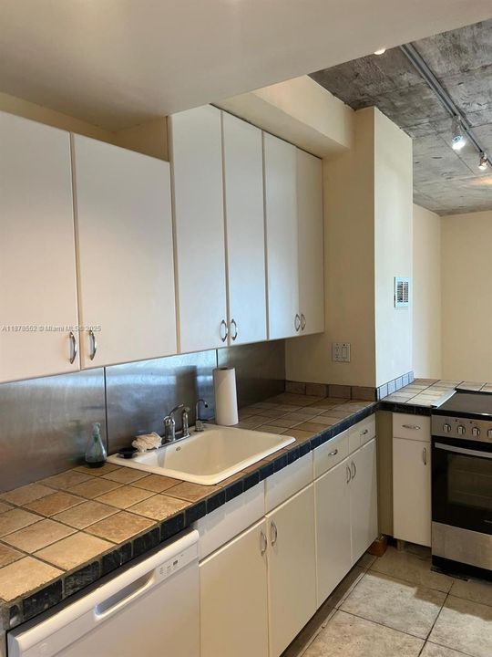 最近租的: $2,300 (1 贝兹, 1 浴室, 831 平方英尺)