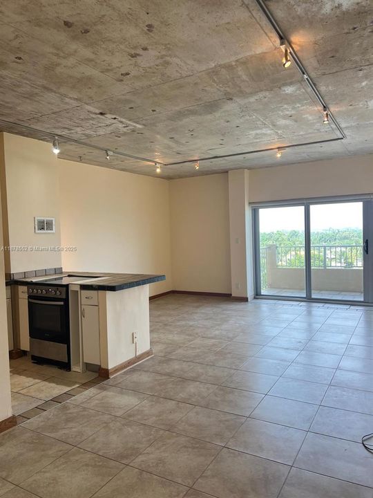 最近租的: $2,300 (1 贝兹, 1 浴室, 831 平方英尺)