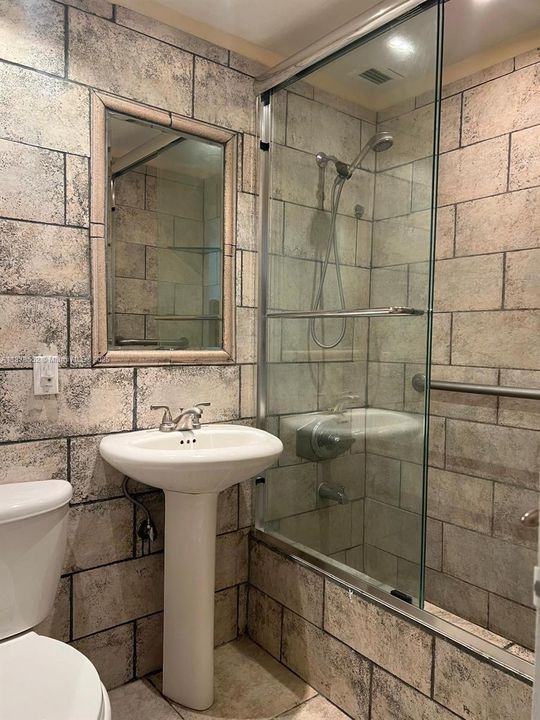 最近租的: $2,300 (1 贝兹, 1 浴室, 831 平方英尺)