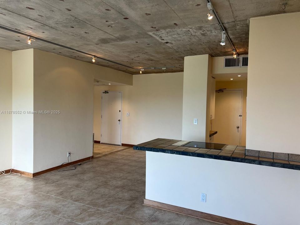 最近租的: $2,300 (1 贝兹, 1 浴室, 831 平方英尺)