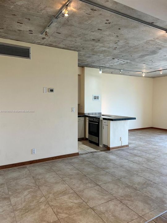 最近租的: $2,300 (1 贝兹, 1 浴室, 831 平方英尺)