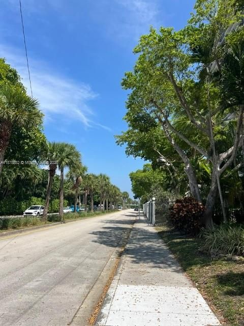 最近租的: $2,300 (1 贝兹, 1 浴室, 831 平方英尺)