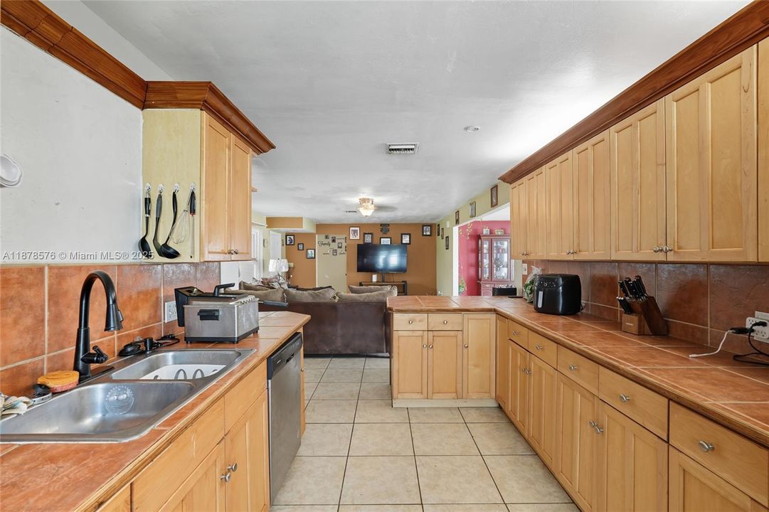 待售: $420,000 (4 贝兹, 3 浴室, 1990 平方英尺)