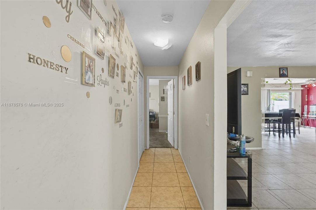 待售: $420,000 (4 贝兹, 3 浴室, 1990 平方英尺)