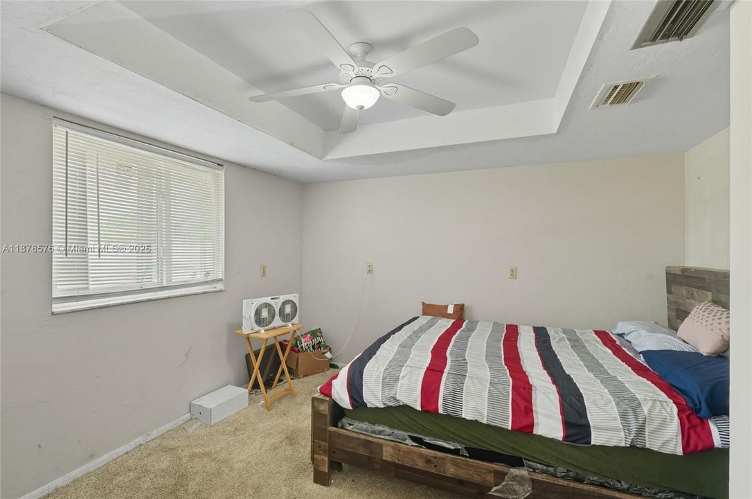 待售: $420,000 (4 贝兹, 3 浴室, 1990 平方英尺)