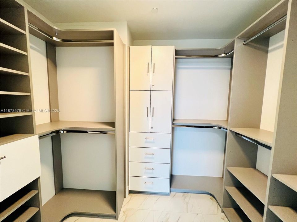 Active With Contract: $430,000 (2 beds, 2 baths, 1136 Square Feet)