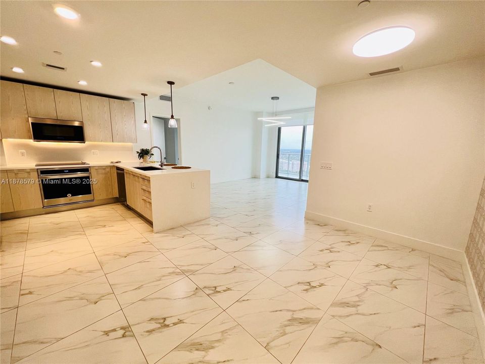 Active With Contract: $430,000 (2 beds, 2 baths, 1136 Square Feet)