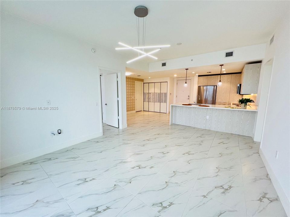 Active With Contract: $430,000 (2 beds, 2 baths, 1136 Square Feet)