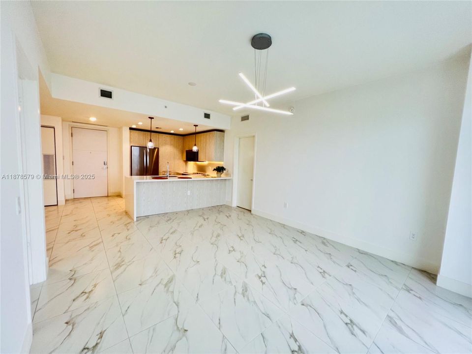 Active With Contract: $430,000 (2 beds, 2 baths, 1136 Square Feet)