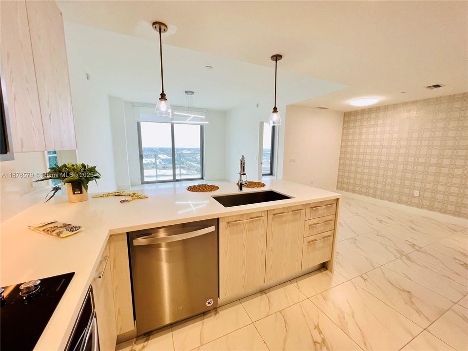 Active With Contract: $430,000 (2 beds, 2 baths, 1136 Square Feet)