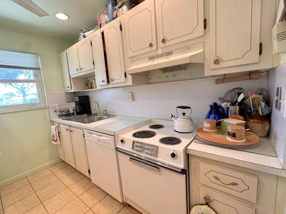 For Sale: $220,000 (2 beds, 2 baths, 1104 Square Feet)