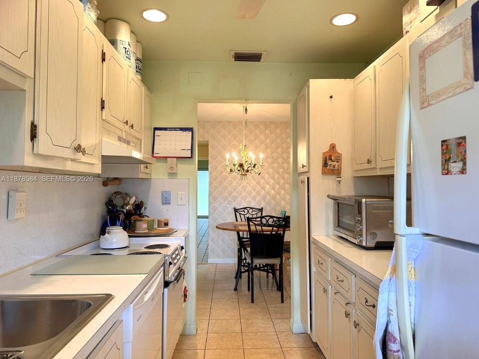 For Sale: $220,000 (2 beds, 2 baths, 1104 Square Feet)