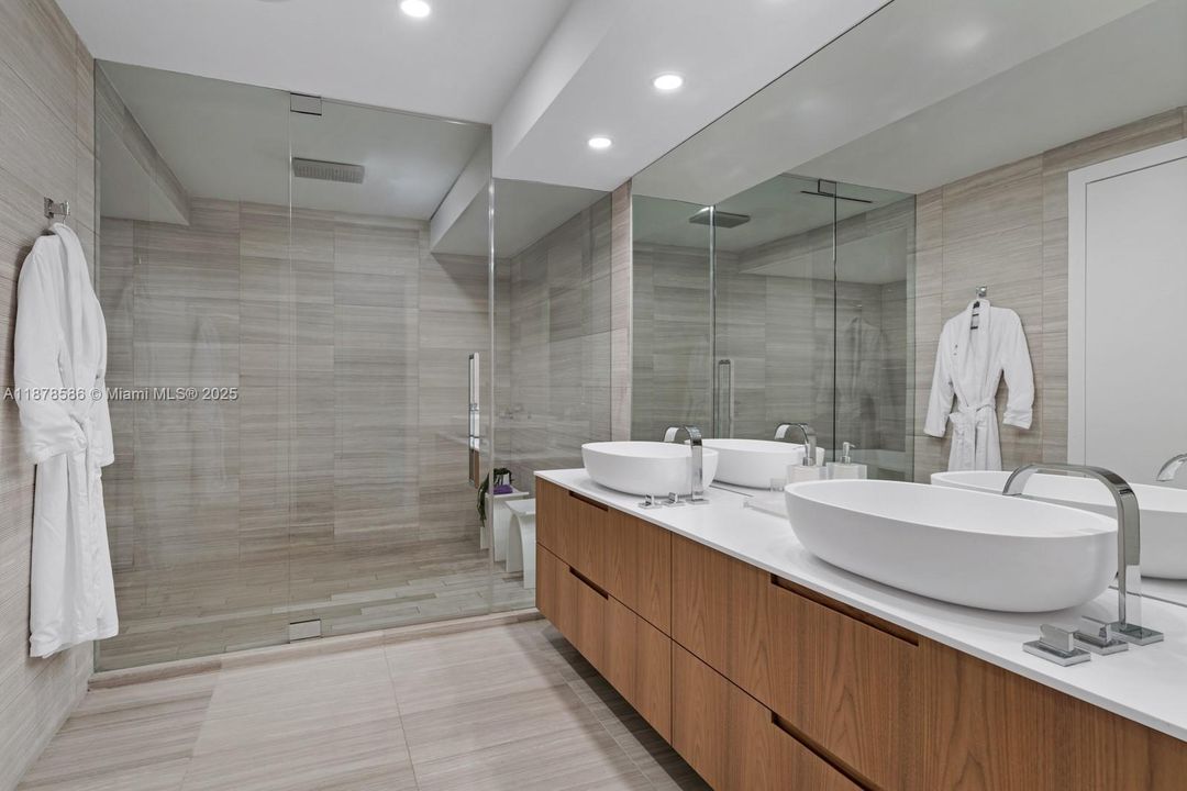 待售: $5,500,000 (2 贝兹, 2 浴室, 2878 平方英尺)