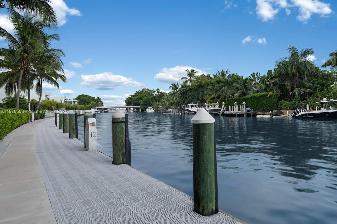 待售: $5,500,000 (2 贝兹, 2 浴室, 2878 平方英尺)