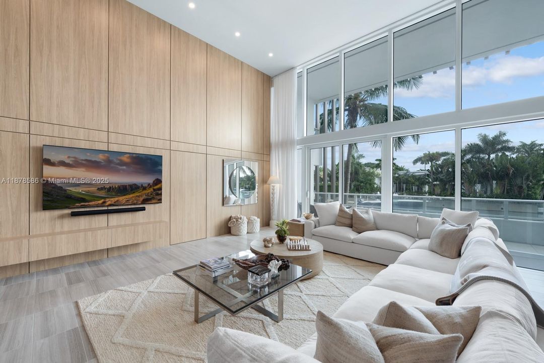 待售: $5,500,000 (2 贝兹, 2 浴室, 2878 平方英尺)