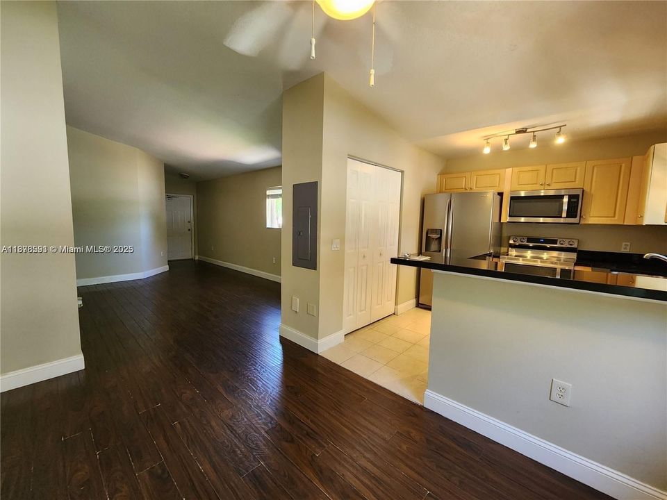 最近租的: $2,100 (3 贝兹, 2 浴室, 1092 平方英尺)