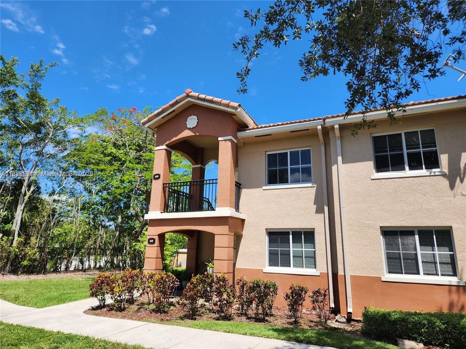 最近租的: $2,100 (3 贝兹, 2 浴室, 1092 平方英尺)