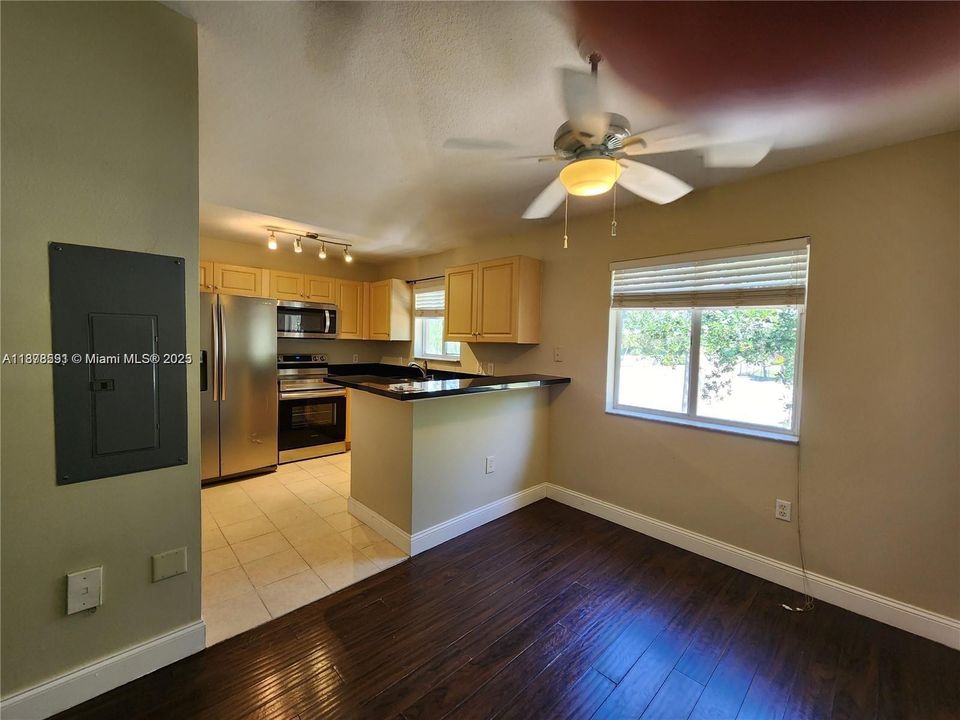 最近租的: $2,100 (3 贝兹, 2 浴室, 1092 平方英尺)