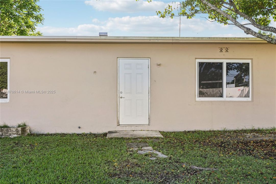 Active With Contract: $327,000 (2 beds, 1 baths, 504 Square Feet)