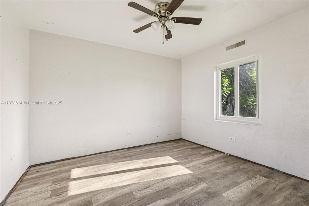 Active With Contract: $327,000 (2 beds, 1 baths, 504 Square Feet)