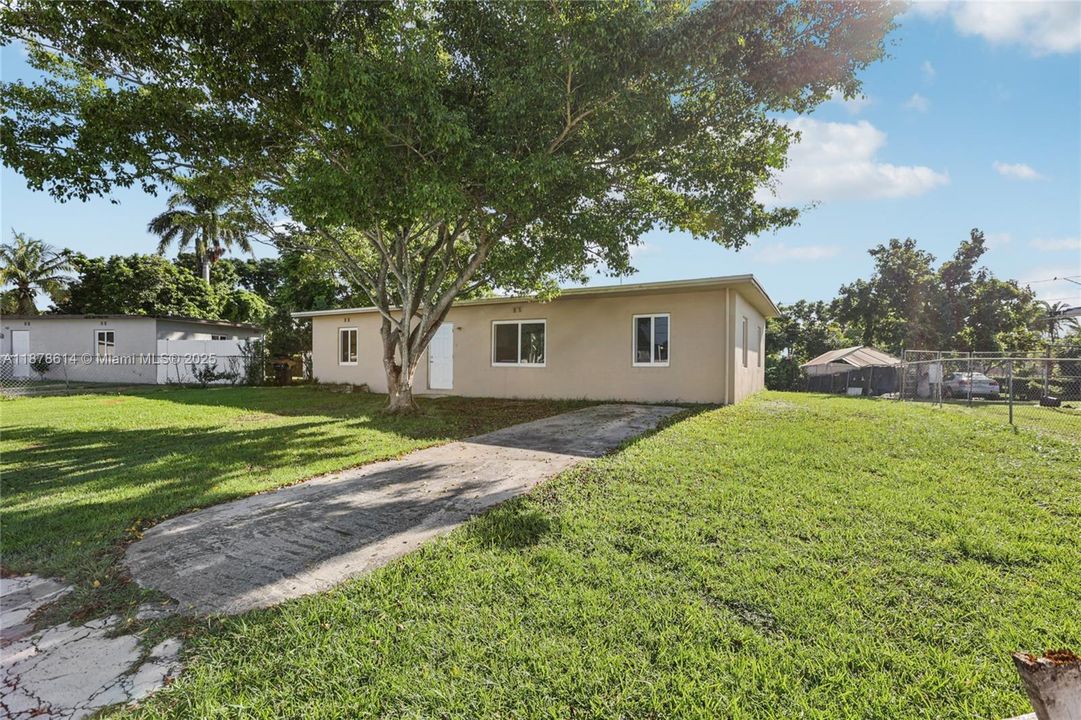 Active With Contract: $327,000 (2 beds, 1 baths, 504 Square Feet)