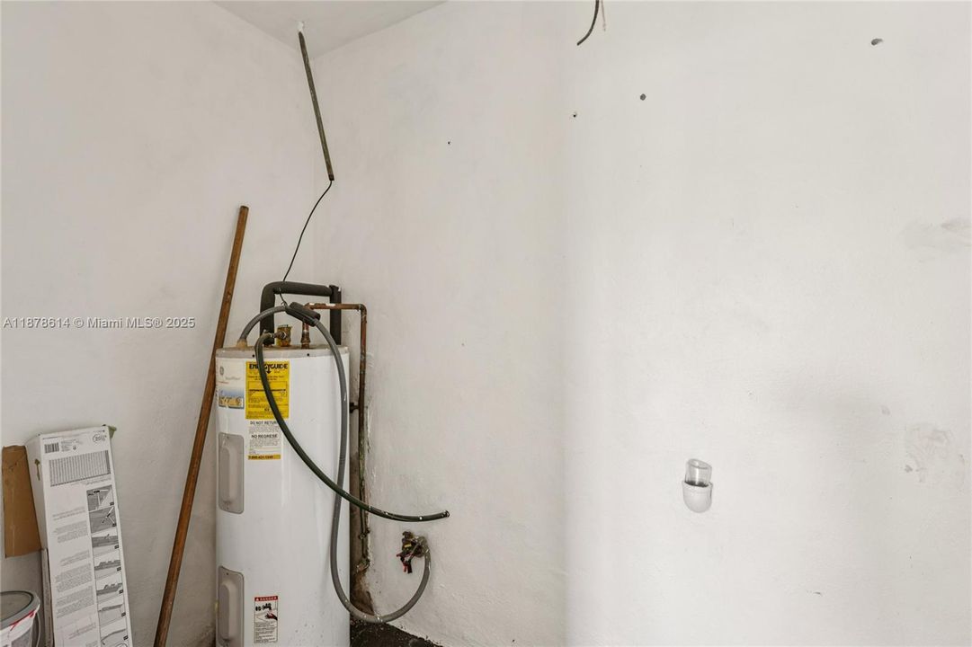 Active With Contract: $327,000 (2 beds, 1 baths, 504 Square Feet)