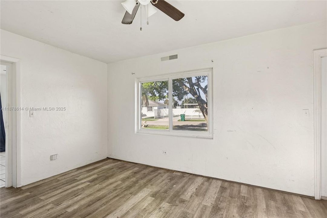 Active With Contract: $327,000 (2 beds, 1 baths, 504 Square Feet)