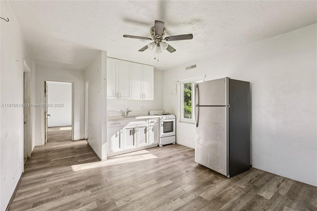 Active With Contract: $327,000 (2 beds, 1 baths, 504 Square Feet)