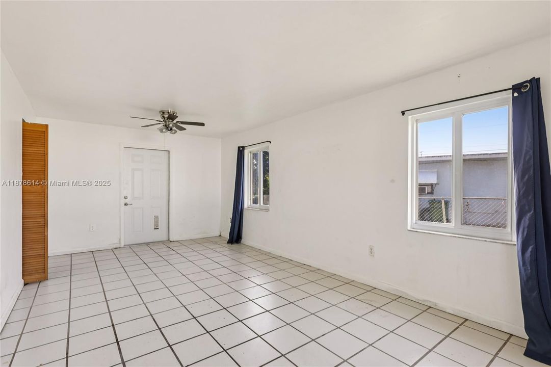 Active With Contract: $327,000 (2 beds, 1 baths, 504 Square Feet)