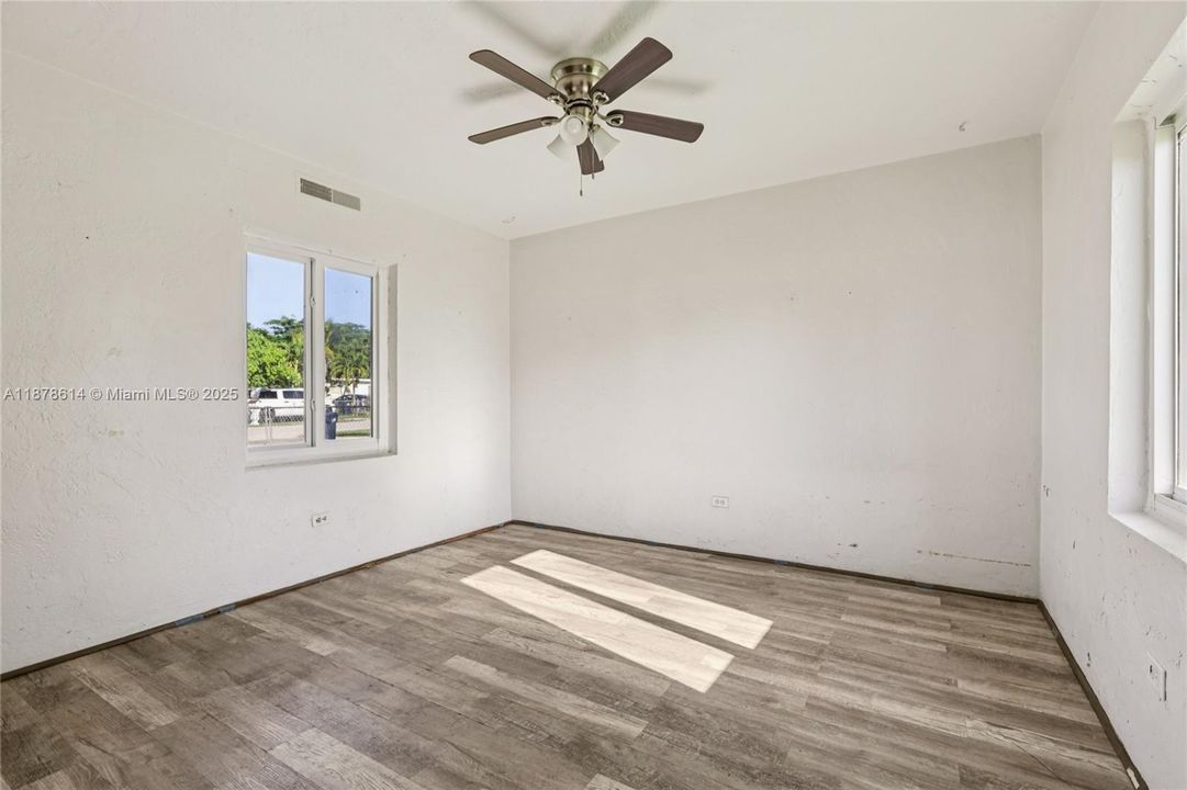 Active With Contract: $327,000 (2 beds, 1 baths, 504 Square Feet)