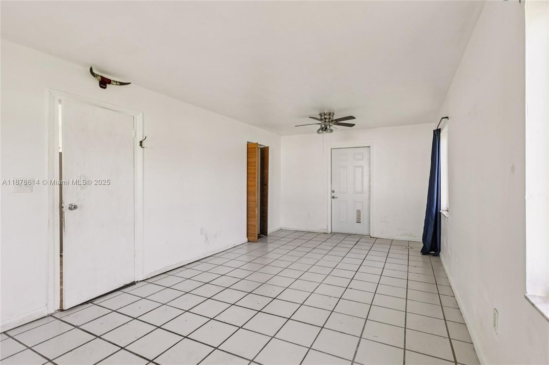 Active With Contract: $327,000 (2 beds, 1 baths, 504 Square Feet)