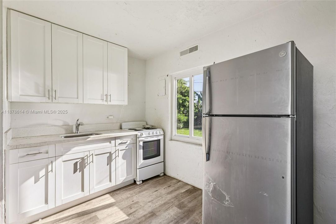 Active With Contract: $327,000 (2 beds, 1 baths, 504 Square Feet)