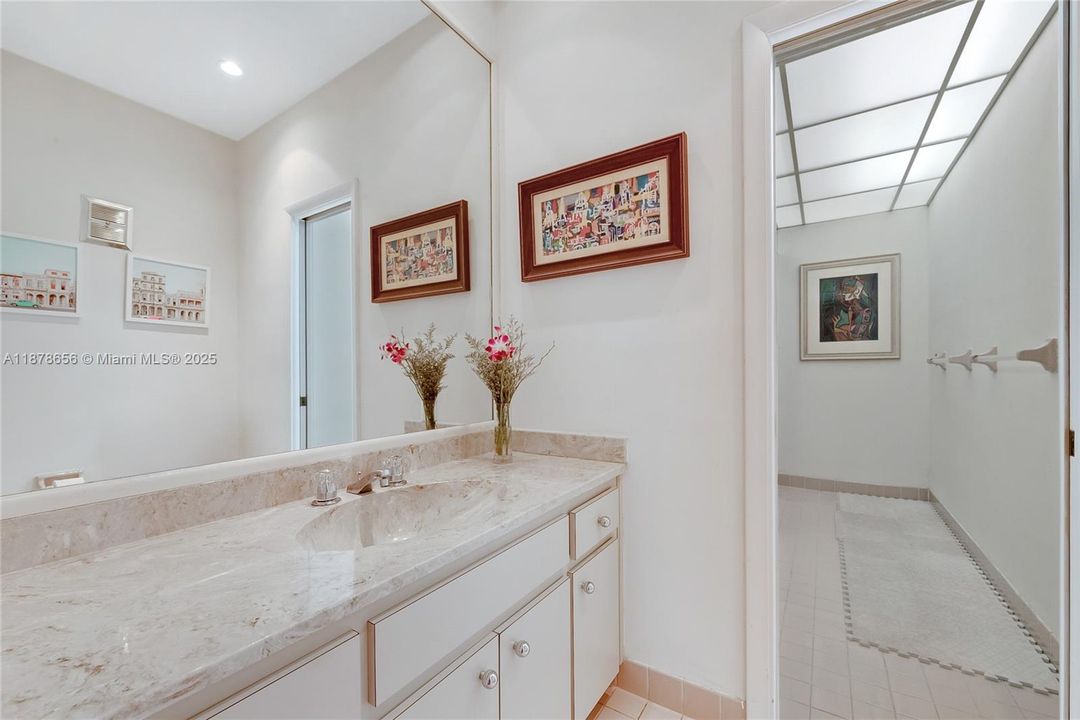 最近售出: $6,250,000 (4 贝兹, 3 浴室, 4035 平方英尺)