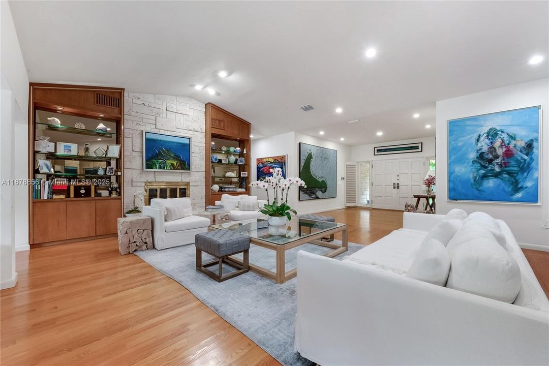 最近售出: $6,250,000 (4 贝兹, 3 浴室, 4035 平方英尺)