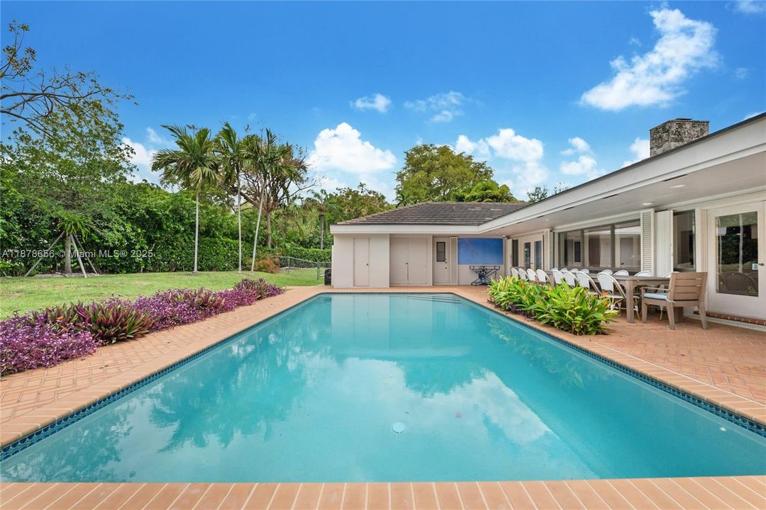 最近售出: $6,250,000 (4 贝兹, 3 浴室, 4035 平方英尺)