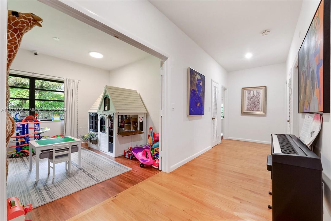 最近售出: $6,250,000 (4 贝兹, 3 浴室, 4035 平方英尺)