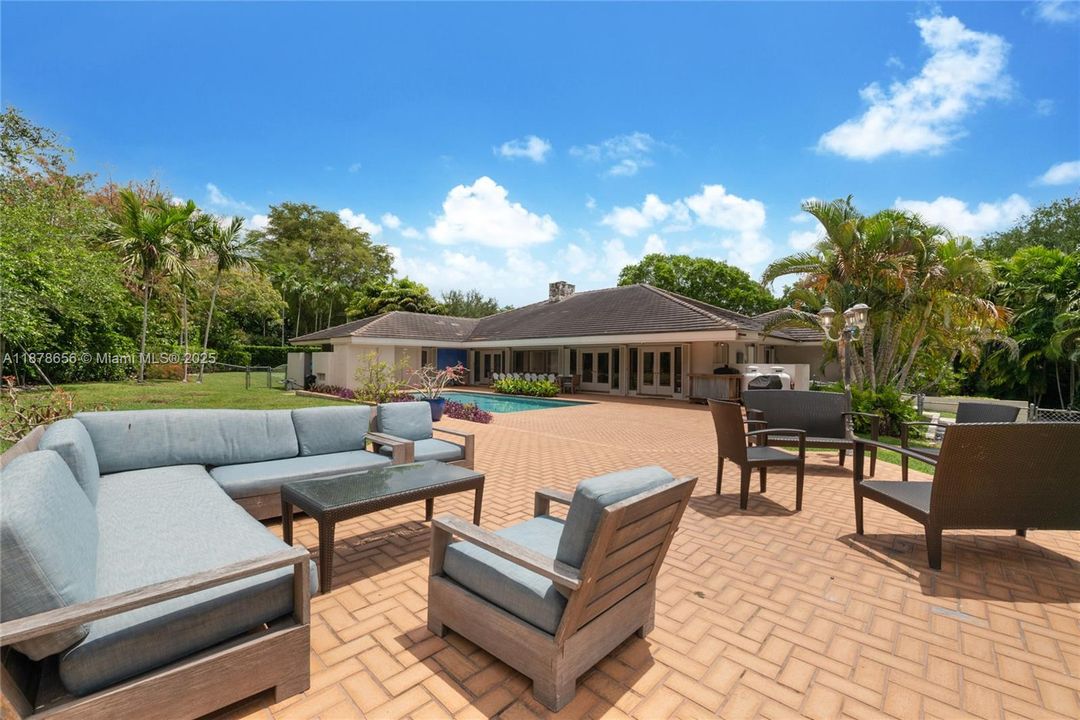 最近售出: $6,250,000 (4 贝兹, 3 浴室, 4035 平方英尺)