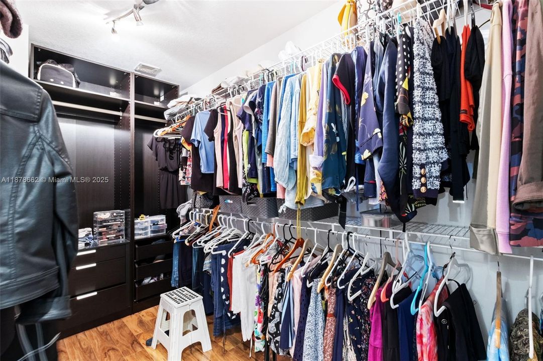 Под контрактом: $4,150 (3 спален, 2 ванн, 2180 Квадратных фут)