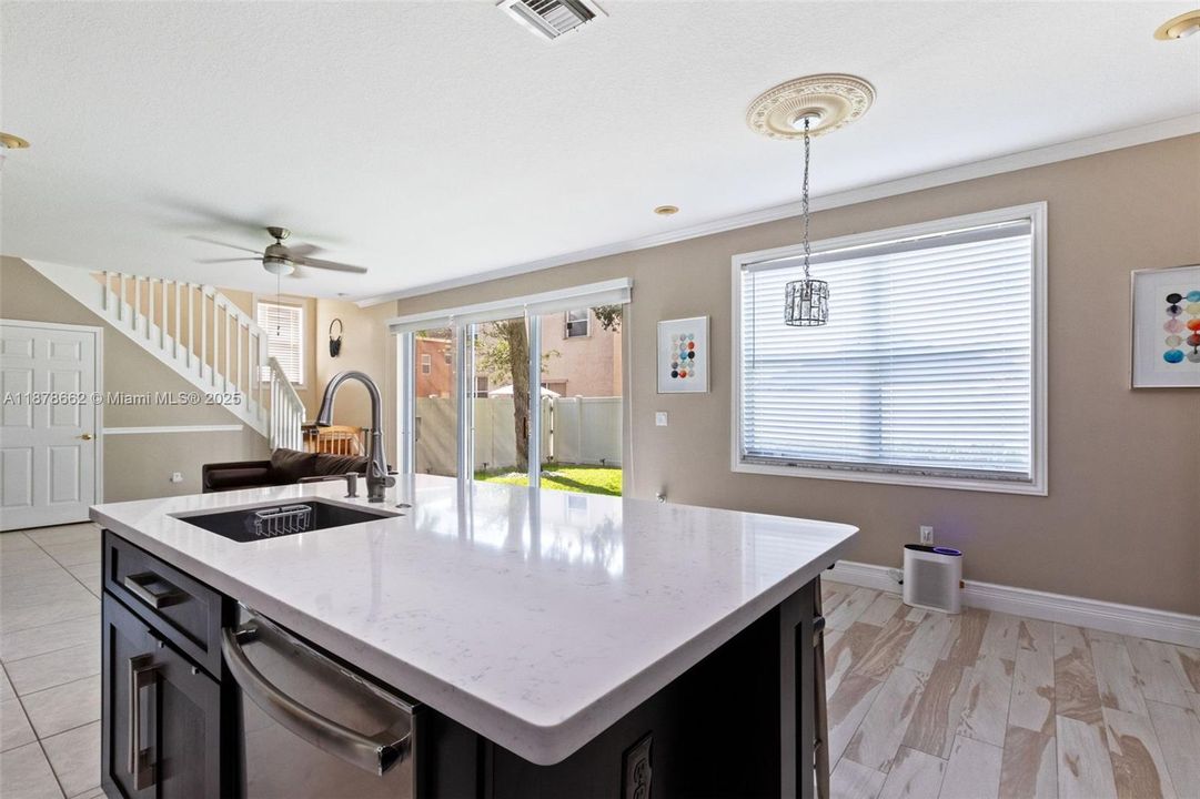 Под контрактом: $4,150 (3 спален, 2 ванн, 2180 Квадратных фут)