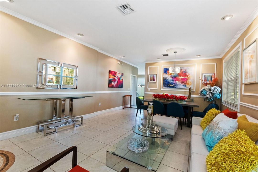 Под контрактом: $4,150 (3 спален, 2 ванн, 2180 Квадратных фут)