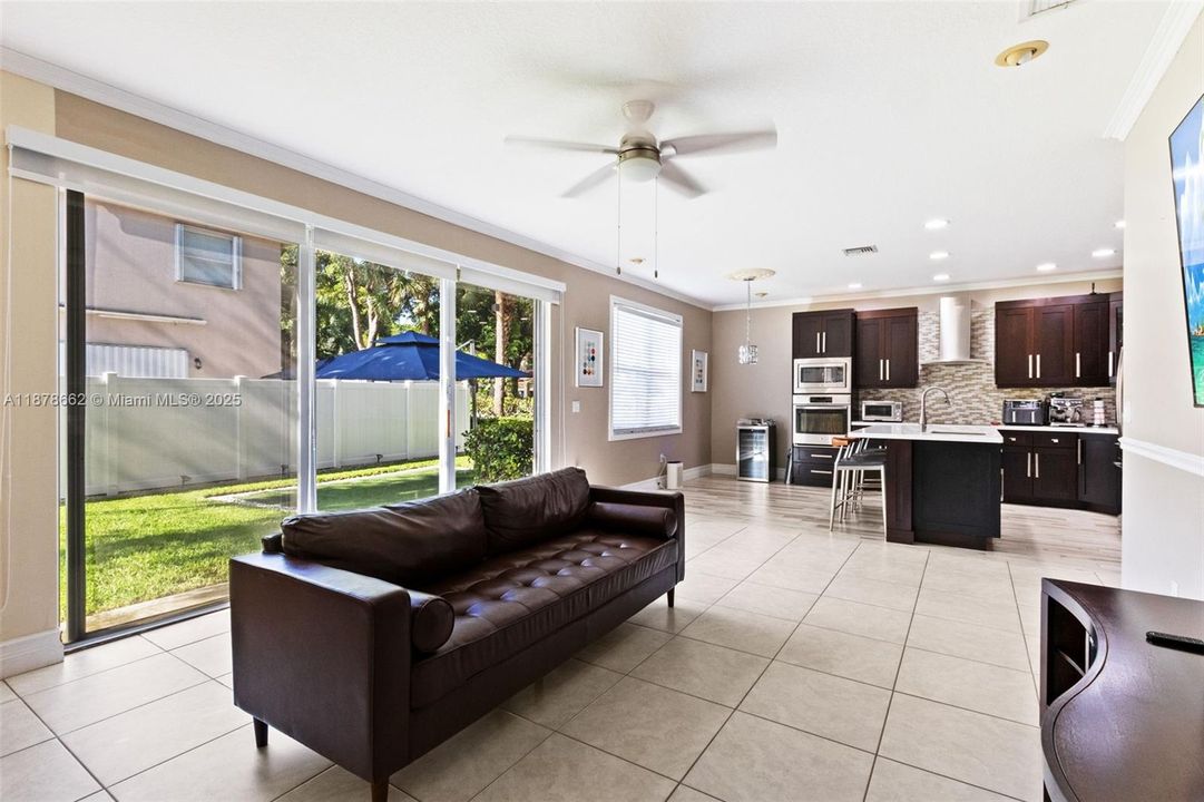 Под контрактом: $4,150 (3 спален, 2 ванн, 2180 Квадратных фут)