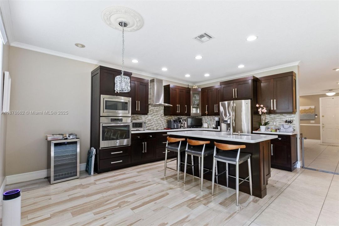 Под контрактом: $4,150 (3 спален, 2 ванн, 2180 Квадратных фут)